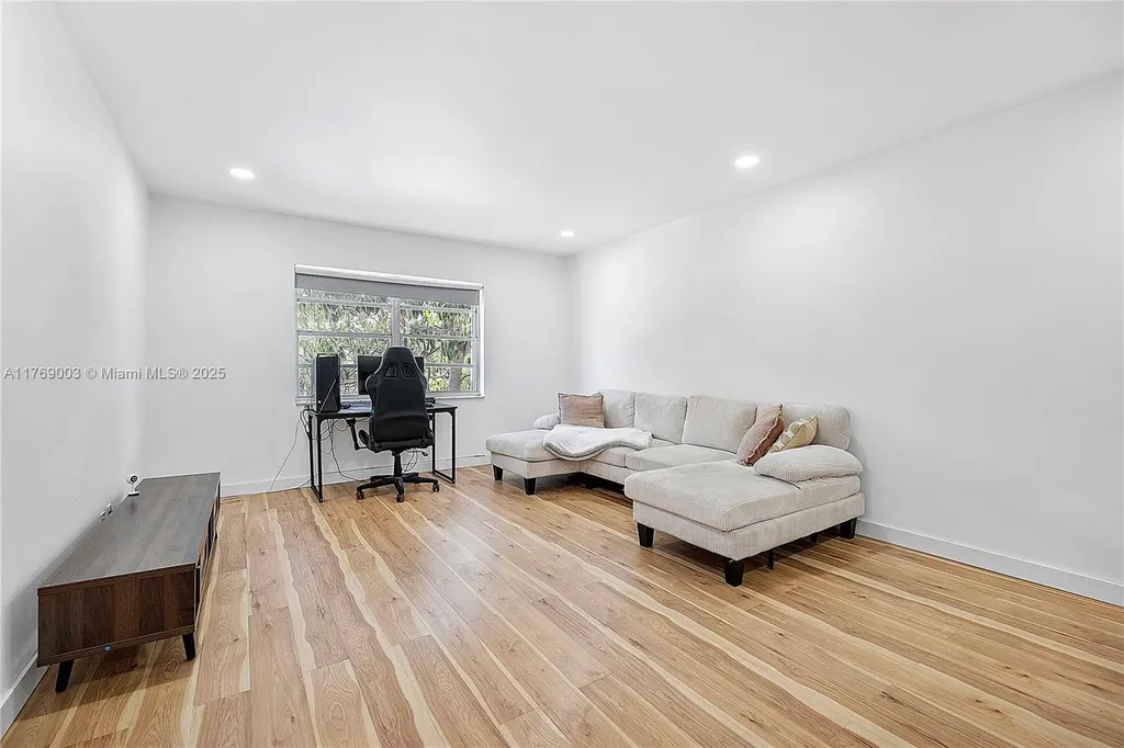 1520 Mckinley Street Hollywood FL 33020