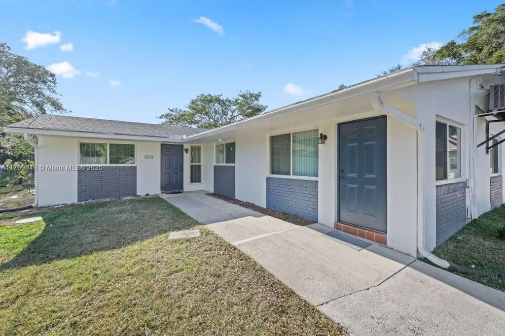 4761 SW 66th Terrace Davie FL 33314