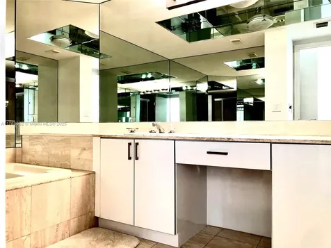 1000 W Island Boulevard Aventura FL 33160