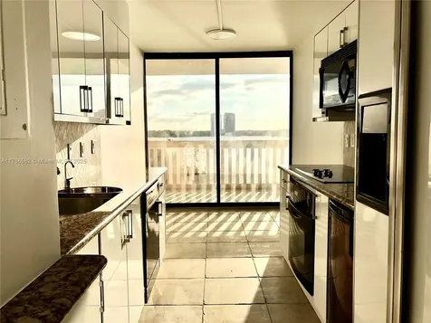 1000 W Island Boulevard Aventura FL 33160