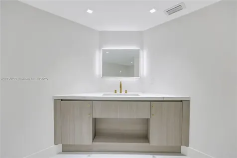 5500 Collins Avenue Miami Beach FL 33140