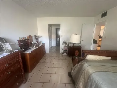 5851 Washington Street Hollywood FL 33121