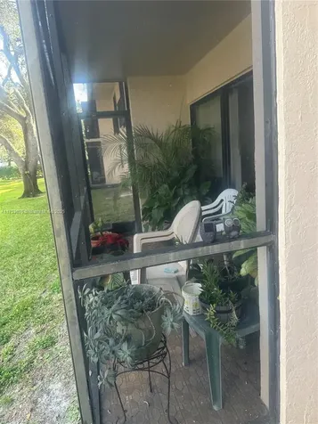 5851 Washington Street Hollywood FL 33121