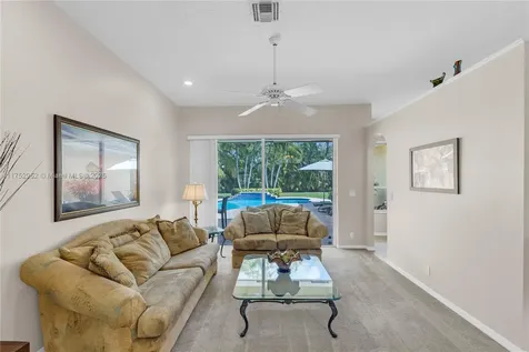 6922 E Mariposa Circle E Pembroke Pines FL 33331