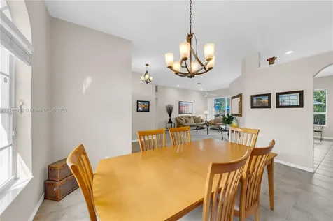 6922 E Mariposa Circle E Pembroke Pines FL 33331