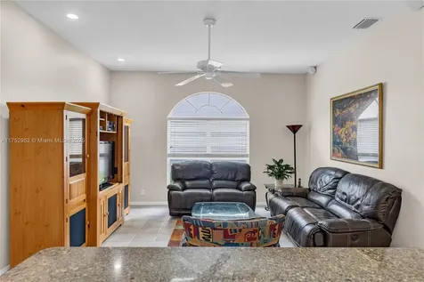6922 E Mariposa Circle E Pembroke Pines FL 33331