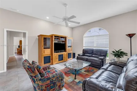 6922 E Mariposa Circle E Pembroke Pines FL 33331