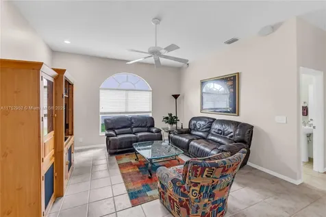 6922 E Mariposa Circle E Pembroke Pines FL 33331