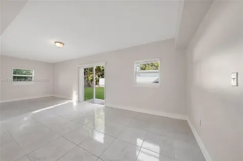 4241 SW 39th Street West Park FL 33023