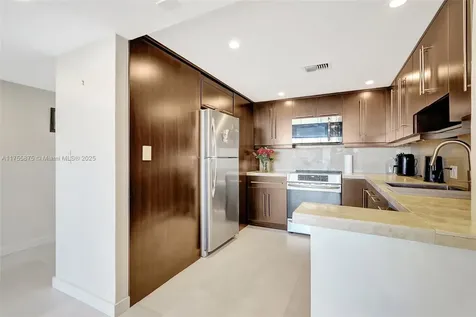 3675 N Country Club Drive Aventura FL 33180