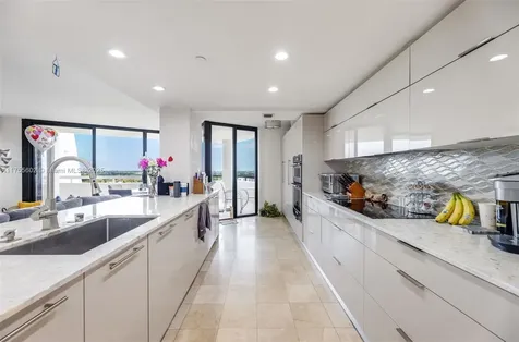 1000 Quayside Terrace Miami FL 33138