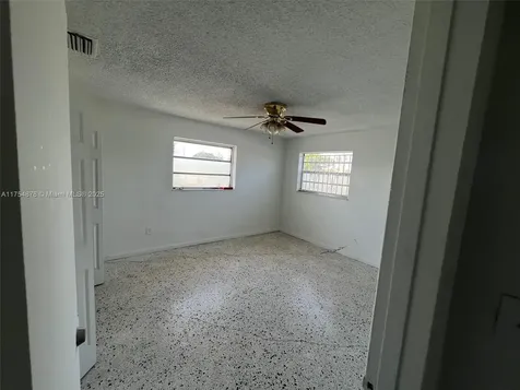 887 W 29th Street Hialeah FL 33012