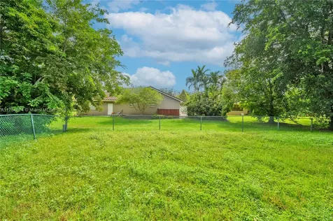 381 NW 207th Avenue Pembroke Pines FL 33029