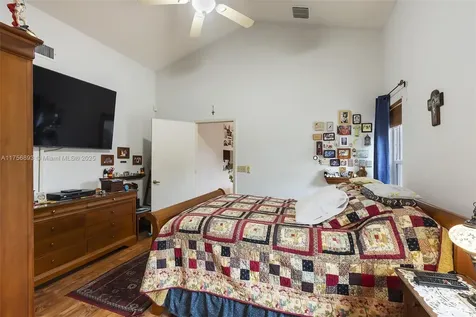 480 Greaton Avenue Davie FL 33325