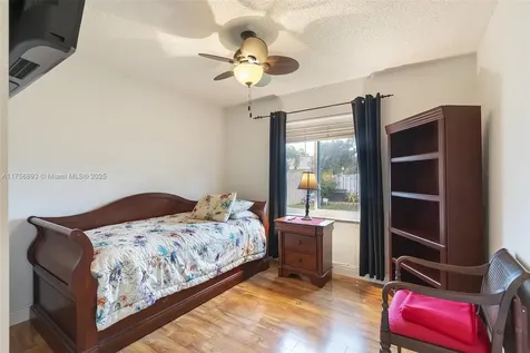 480 Greaton Avenue Davie FL 33325