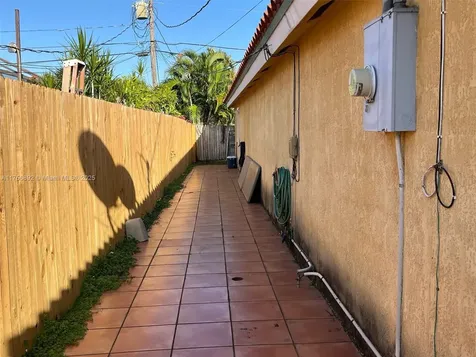 1821 SW 93rd Place Miami FL 33165