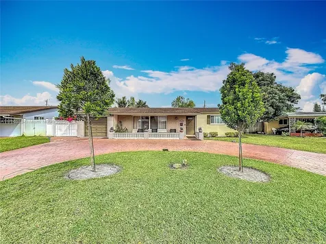 7161 SW 11th Street Pembroke Pines FL 33023