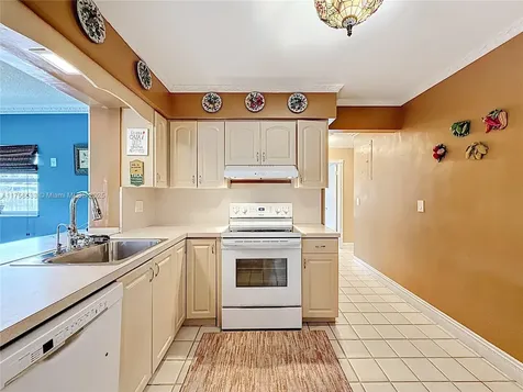 7161 SW 11th Street Pembroke Pines FL 33023
