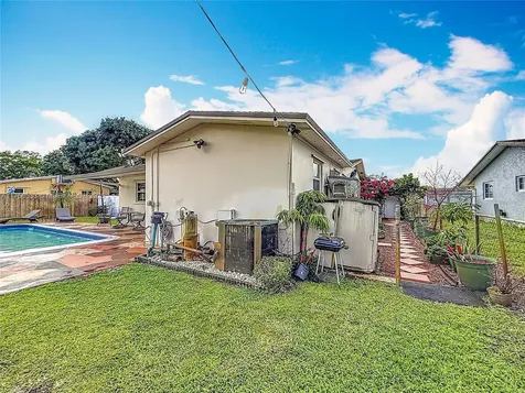7161 SW 11th Street Pembroke Pines FL 33023