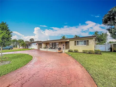 7161 SW 11th Street Pembroke Pines FL 33023