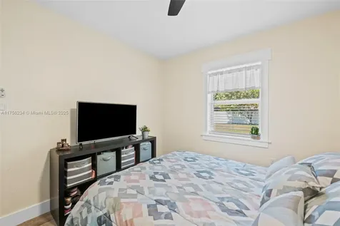 621 NW 37th Street Oakland Park FL 33309