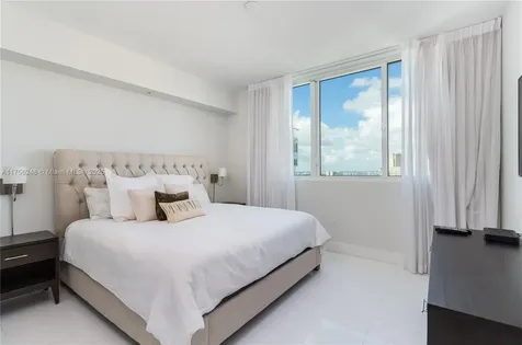 253 NE 2nd Street Miami FL 33132