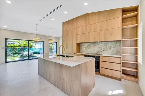 1323 Cleveland Road Miami Beach FL 33141