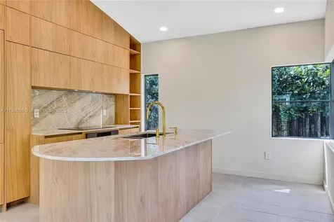 1323 Cleveland Road Miami Beach FL 33141