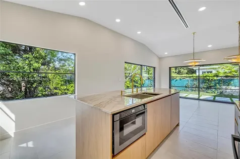 1323 Cleveland Road Miami Beach FL 33141
