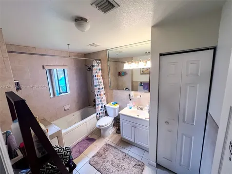 5624 SW 19th Street West Park FL 33023