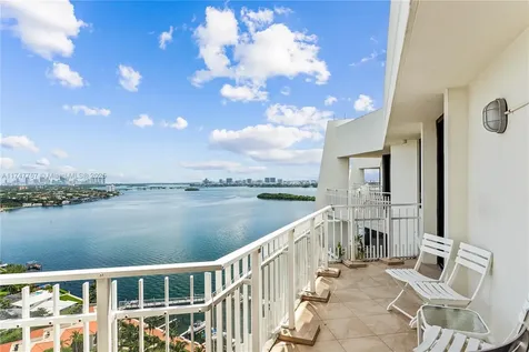 4000 Towerside Terrace Miami FL 33138