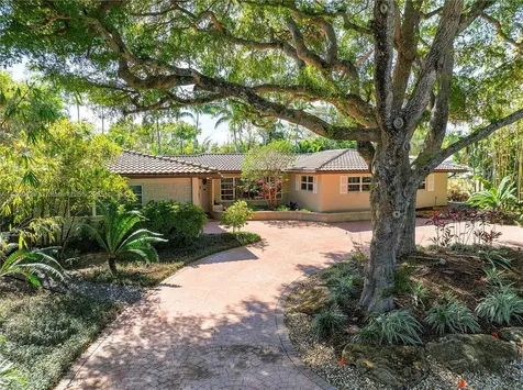 12 Minnetonka Road Sea Ranch Lakes FL 33308