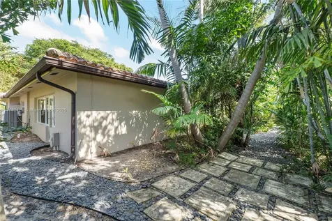 12 Minnetonka Road Sea Ranch Lakes FL 33308