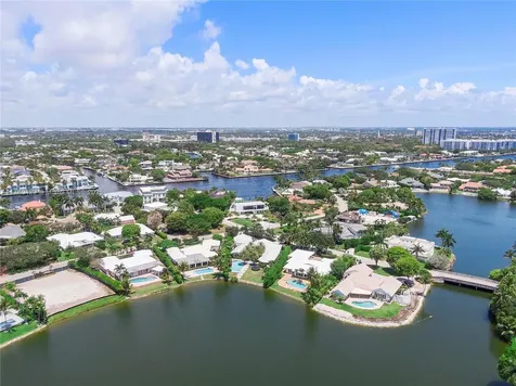 12 Minnetonka Road Sea Ranch Lakes FL 33308