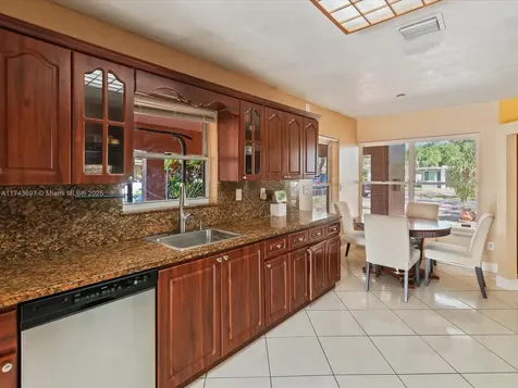 212 S 57th Way Hollywood FL 33023