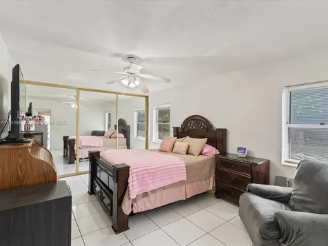 212 S 57th Way Hollywood FL 33023