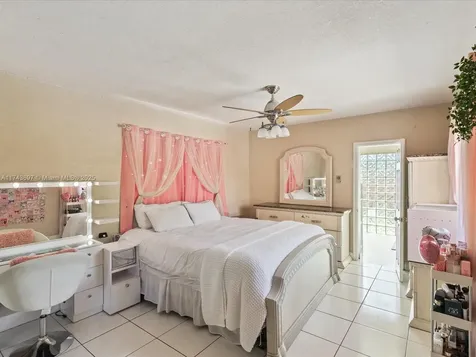 212 S 57th Way Hollywood FL 33023
