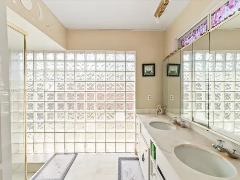 212 S 57th Way Hollywood FL 33023