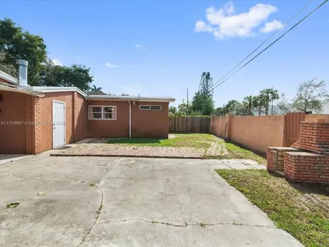 212 S 57th Way Hollywood FL 33023