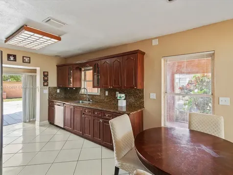 212 S 57th Way Hollywood FL 33023