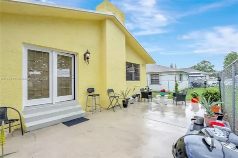 5118 SW 22nd Street West Park FL 33023