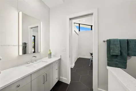 2710 NE 6th Lane Wilton Manors FL 33334