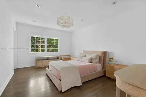 6655 Pinetree Lane Miami Beach FL 33141