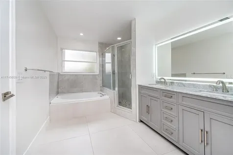 3025 NW 99th Place Doral FL 33172