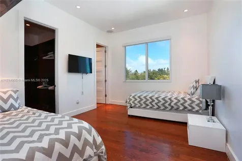 573 Warren Lane Key Biscayne FL 33149