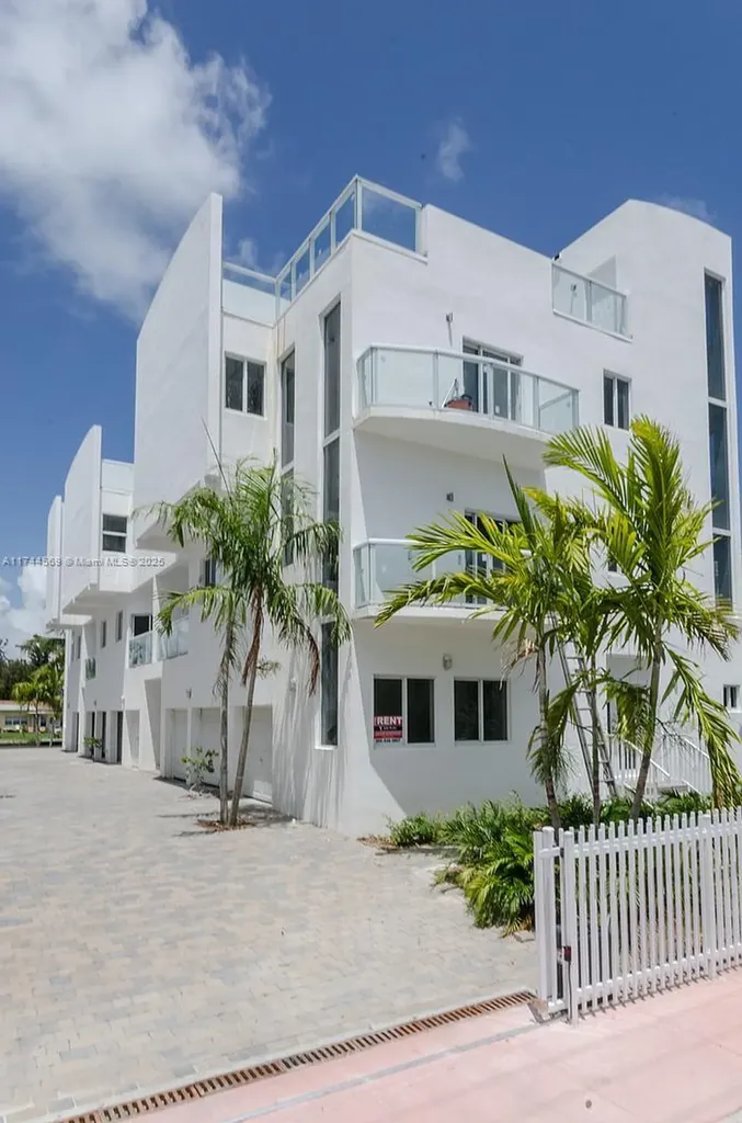 1985 Calais Miami Beach FL 33141