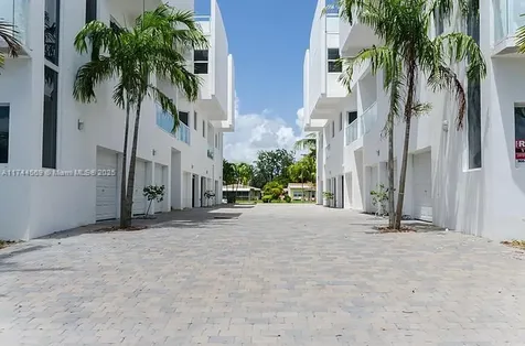 1985 Calais Miami Beach FL 33141