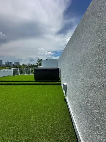 1985 Calais Miami Beach FL 33141