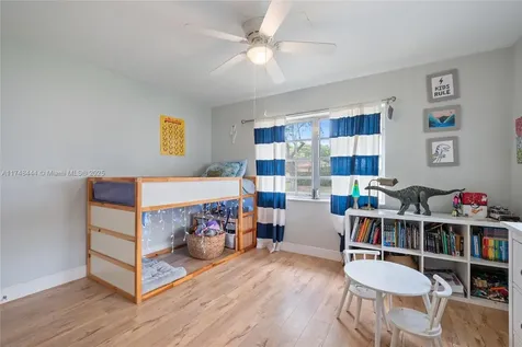 940 SW 52nd Avenue Plantation FL 33317