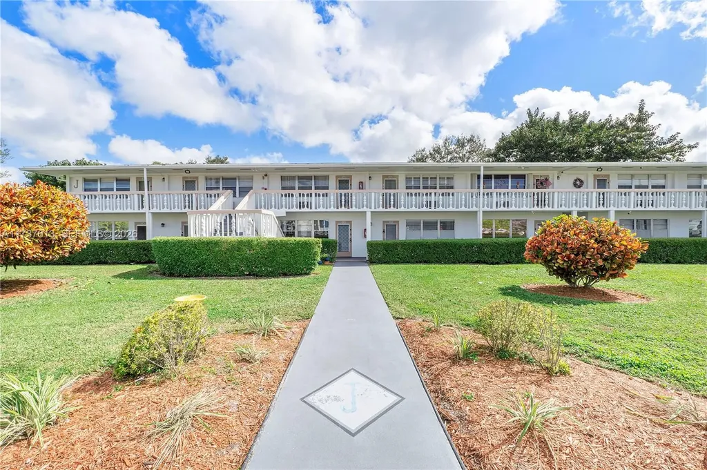 143 Oakridge J Deerfield Beach FL 33442